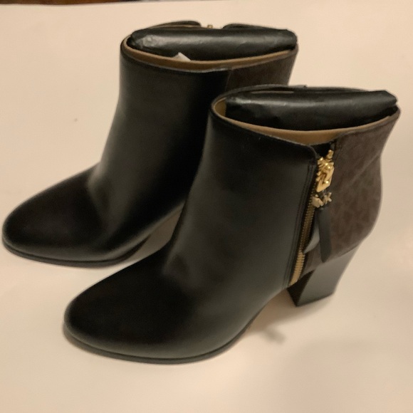 New Britt Signature Logo Trim Ankle Boot - Picture 5 of 7